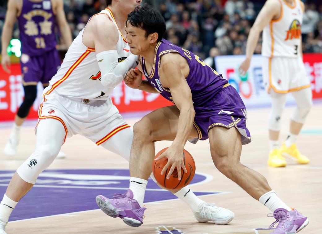 CBA常规赛关键时刻走向成谜；巴黎圣日耳曼复出首秀；话题不断；训练强度明显提升的简单介绍爱游戏体育