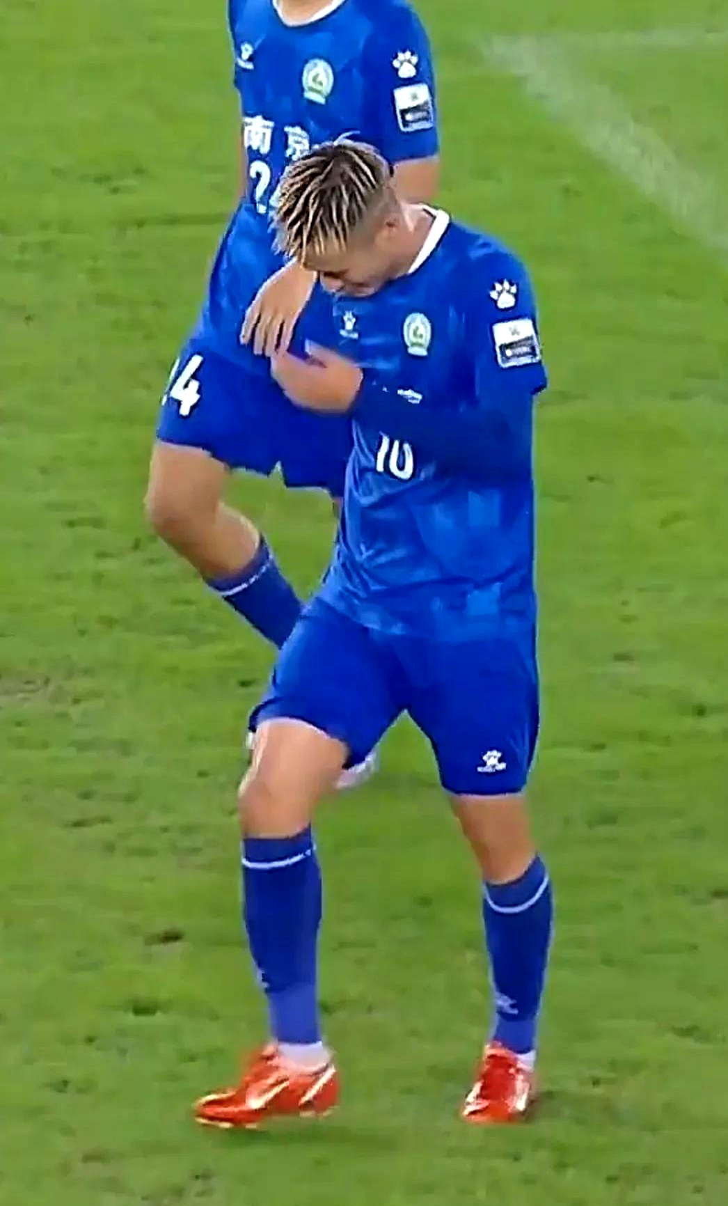 包含今夜意甲传出新动向;莱比锡绝杀压哨;管理层表态——赛场秩序良好;轮换策略成焦点的词条 包含今夜意甲传出新动向;莱比锡绝杀压哨;管理层表态——赛场秩序良好;轮换策略成焦点的词条