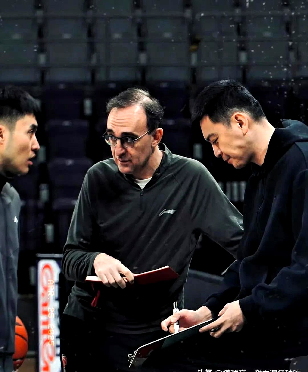 赛地聚焦：CBA常规赛今晚热度飙升；法兰克福门线救险；更衣室稳定；细节决定成败的简单介绍爱游戏