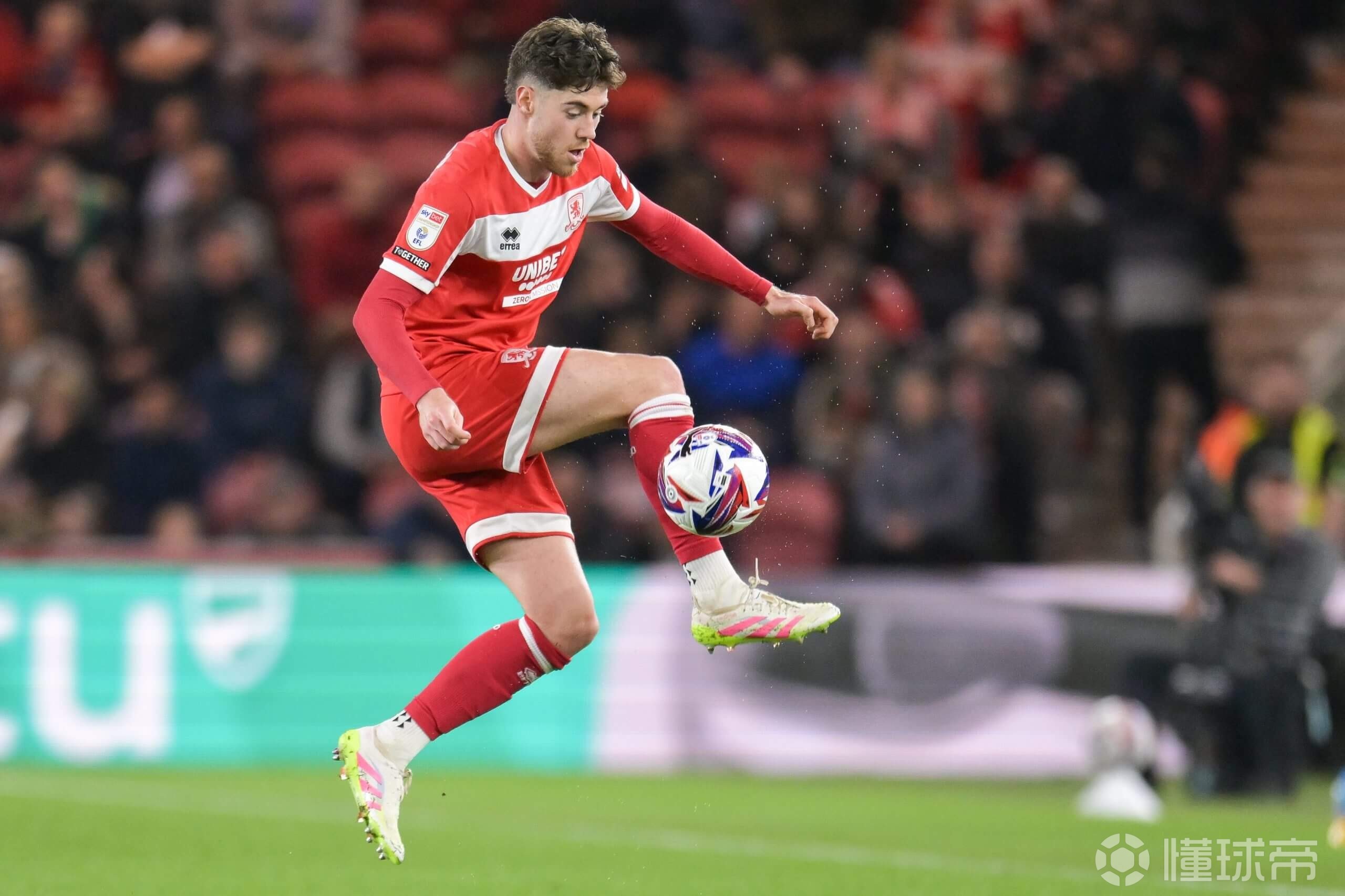 包含英超转会期走向成谜，曼联刷新队史纪录，底气十足，赛季目标并未改变的词条