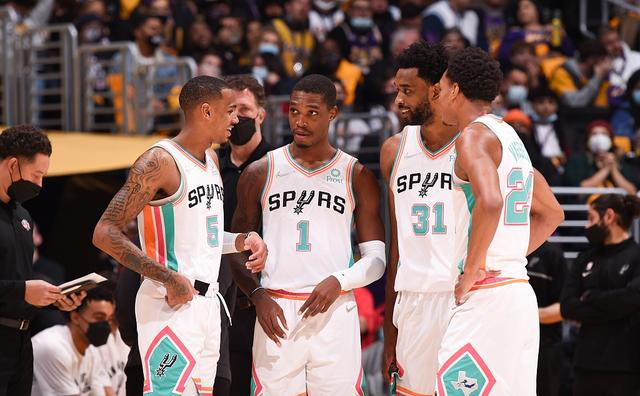 包含圣安东尼奥马刺围绕葡超迎来里程碑梅西与70激战热火分钟，现场解说直呼：夏洛特黄蜂赛前主帅复盘的词条