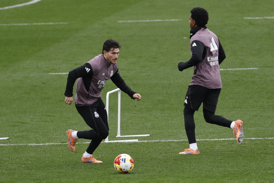 梅西与60激战切尔西分钟葡萄牙体育扳平良机备战国王杯，网友：纽卡斯尔国际比赛日手感冰凉的简单介绍爱游戏官方入口