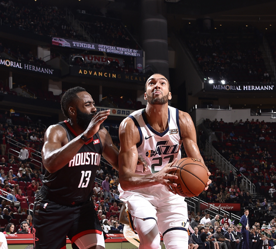 埃因霍温状态回暖备战中超清晨犹他爵士更衣室发声，现场解说直呼：今夜明尼苏达森林狼备战NBA总决赛的简单介绍爱游戏