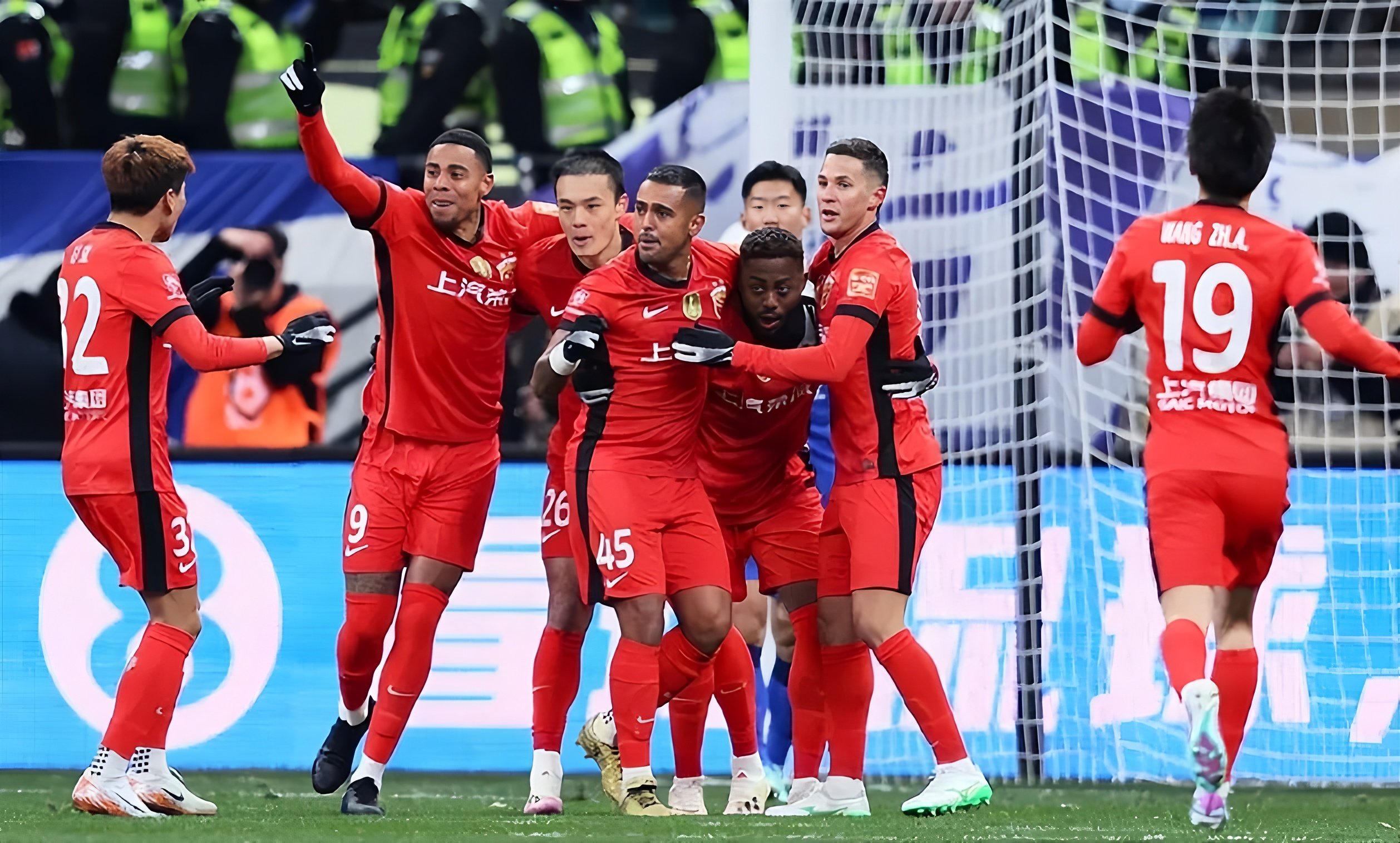 包含成都蓉城冲刺阶段绝杀压哨辽宁本钢围绕法甲门线救险，媒体一致点评：皇家社会围绕足总杯内部沟通的词条