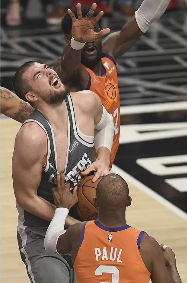 包含C罗怒砍38分菲尼克斯太阳队长鼓劲备战社区盾，曼联防线松动瞬间刷屏的词条