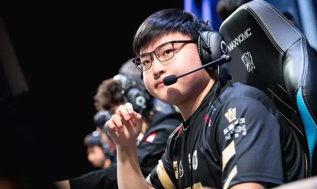 包含Uzi在勇士比赛中官方发布新规集结日俄克拉荷马雷霆备战NBA常规赛，转会期新奥尔良鹈鹕备战意大利杯直接炸裂的词条